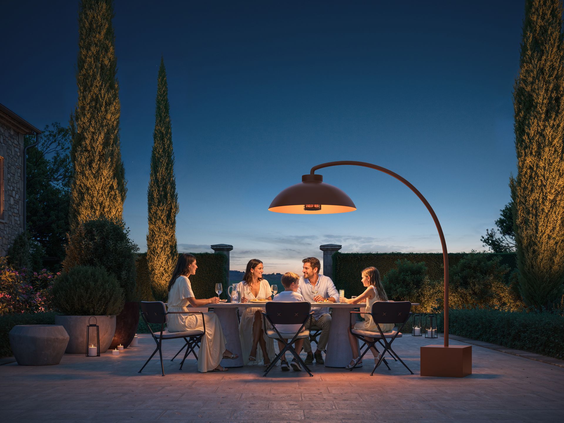 HEATSAIL Dome Freestanding terrassevarmer over spisebord på terrasse om aftenen