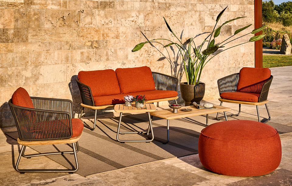 Weishäupl Denia loungemøbler med orange hynder på terrasse